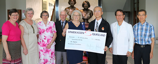 Overrækkelse af donation til hospital i Thailand